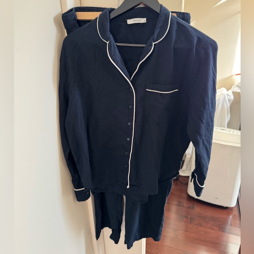 🟢RICKI’S NAVY BLUE flannel Pajama Set with White Piping/ medium🟢